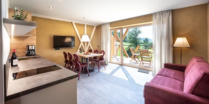 suche - WLAN - Italien - Das Interieur der Chalets verzaubert mit harmonischem Design und durchdachter Ausstattung. Vor allem natürliche Materialien wie Holz & Lehm kommen dabei zum Einsatz. Die atemberaubende Aussicht auf die umliegende Bergwelt der Dolomiten – von Balkon oder Terrasse aus – verleiht den Chalets das gewisse Etwas. - Hofchalets Pitzelterhof