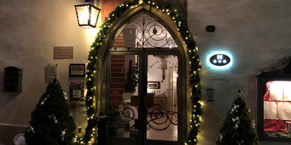 suche - Garage - Eingang bei Nacht - Hotel Zum Turm