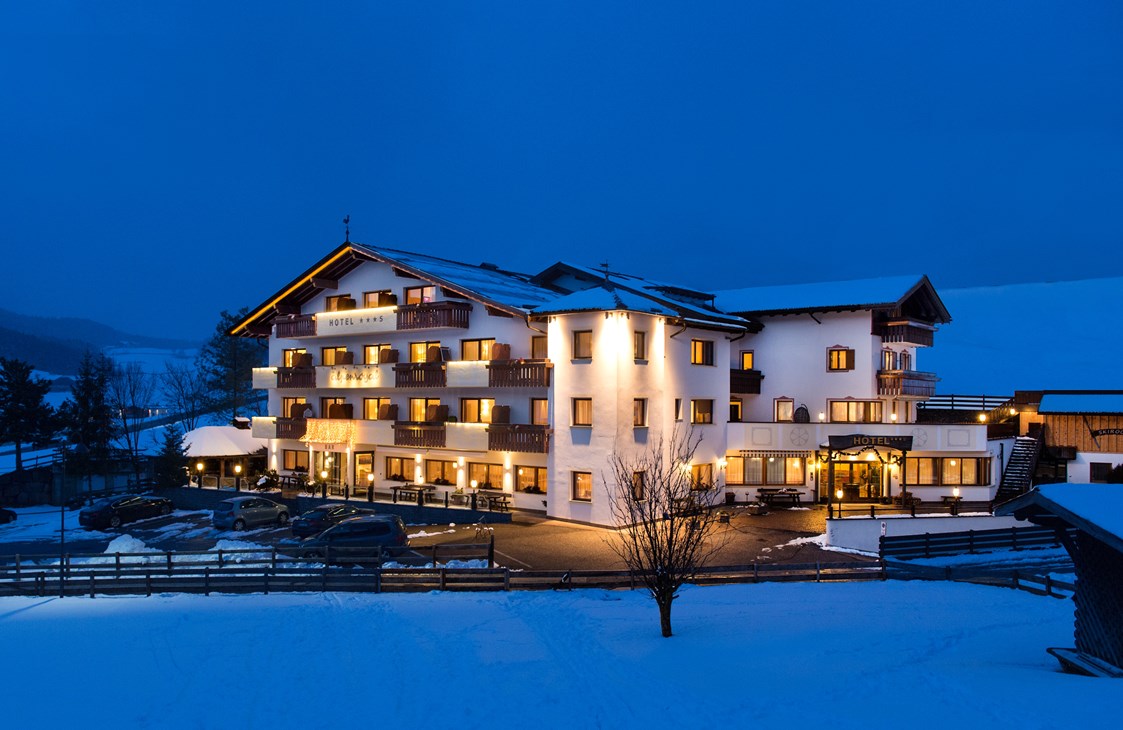 Unterkunft: Nachtaufnahme - Hotel Alpenroyal