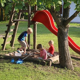 Unterkunft: Die Kinder beim Spielen - Pardellerhof